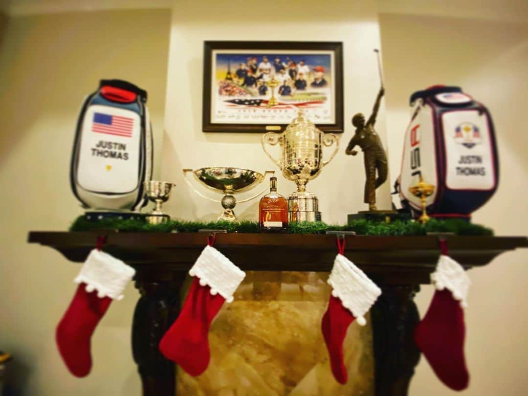 ジャスティン・トーマスのインスタグラム：「The perfect stocking stuffer (for 21 and older, of course) 🎄🥃 #partner」