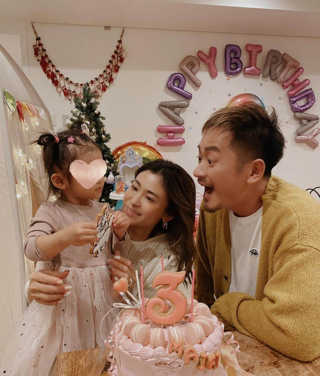 山中美智子さんのインスタグラム写真 - (山中美智子Instagram)「昨日は娘の3歳の誕生日でした💕  すっかり会話がおねえさんになってきて、大好きなお絵かきやパズルも歌もダンスも上手になって👏🏽 成長を感じる日々💕 大きくなりました😢🧡 3日間で28人のお友達がお祝いしにきてくれたよ✨  本当にありがとうございました❄️ いつもおちゃらけてみんなを笑わせてくれる💕 表情が豊かで、カラフルが大好きで、そして優しい娘🎀  3歳も元気で楽しい一年にしようね✨  お誕生日おめでとう🧡」12月24日 11時23分 - alexiastam1988