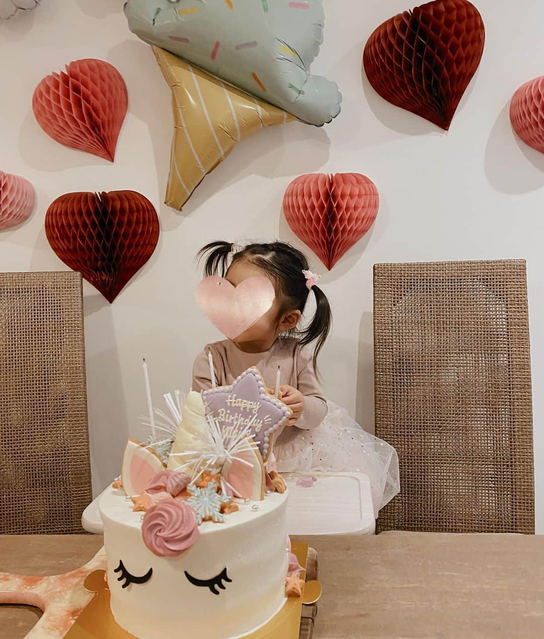 山中美智子さんのインスタグラム写真 - (山中美智子Instagram)「昨日は娘の3歳の誕生日でした💕  すっかり会話がおねえさんになってきて、大好きなお絵かきやパズルも歌もダンスも上手になって👏🏽 成長を感じる日々💕 大きくなりました😢🧡 3日間で28人のお友達がお祝いしにきてくれたよ✨  本当にありがとうございました❄️ いつもおちゃらけてみんなを笑わせてくれる💕 表情が豊かで、カラフルが大好きで、そして優しい娘🎀  3歳も元気で楽しい一年にしようね✨  お誕生日おめでとう🧡」12月24日 11時23分 - alexiastam1988