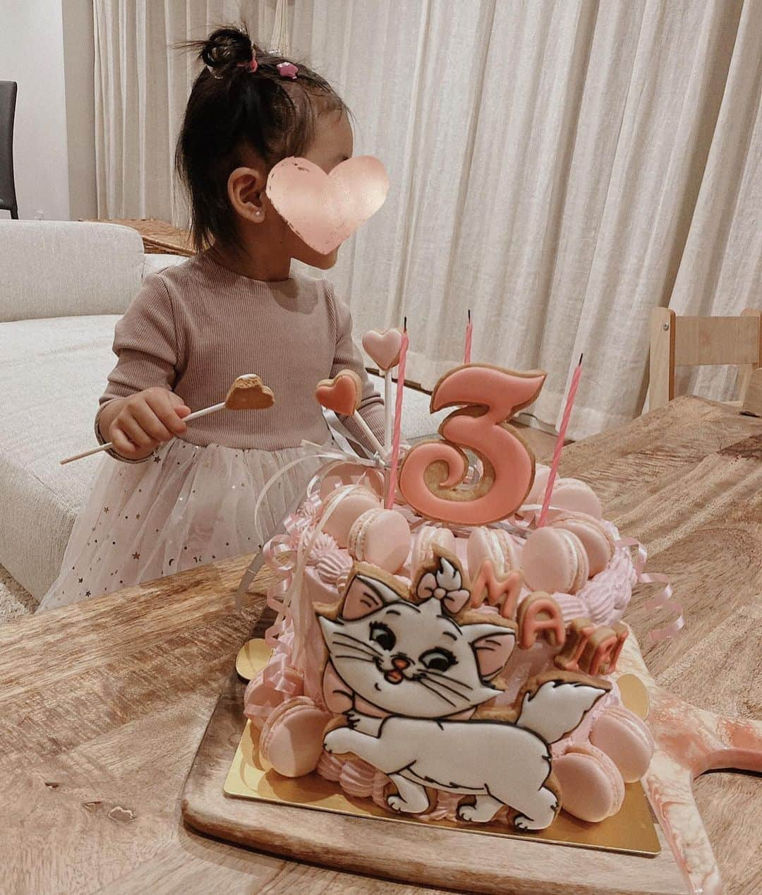 山中美智子さんのインスタグラム写真 - (山中美智子Instagram)「昨日は娘の3歳の誕生日でした💕  すっかり会話がおねえさんになってきて、大好きなお絵かきやパズルも歌もダンスも上手になって👏🏽 成長を感じる日々💕 大きくなりました😢🧡 3日間で28人のお友達がお祝いしにきてくれたよ✨  本当にありがとうございました❄️ いつもおちゃらけてみんなを笑わせてくれる💕 表情が豊かで、カラフルが大好きで、そして優しい娘🎀  3歳も元気で楽しい一年にしようね✨  お誕生日おめでとう🧡」12月24日 11時23分 - alexiastam1988