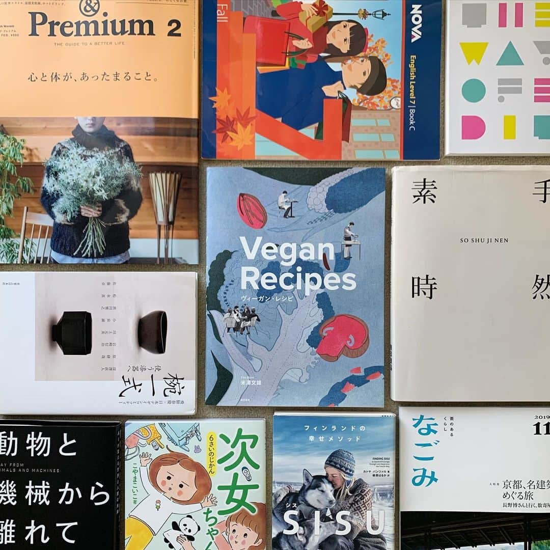 のインスタグラム：「. お久しぶりの #ひさこの課題図書 🎄 @yone_asakusa よねちゃんの「Vegan Recipes」出版おめでとう㊗️ ヴィーガンっ難しそうなんて考えを一瞬で吹き飛ばしてくれる 見ているだけでワクワクするボーダレスなレシピ本♡  わたしがヴィーガンだった時代にこんな本があったらよかったな🥺 . @and_premium では、 夏に研修合宿させていただいた京都の陶芸家 清水善行さん @sleepy_yoshiyuki の火鉢とお家が特集されているので、ぜひ。 . @coicokoyama こいこさんクスッと笑えて心がほっこり温まる優しい新著、年末年始の心のお供に🐣」