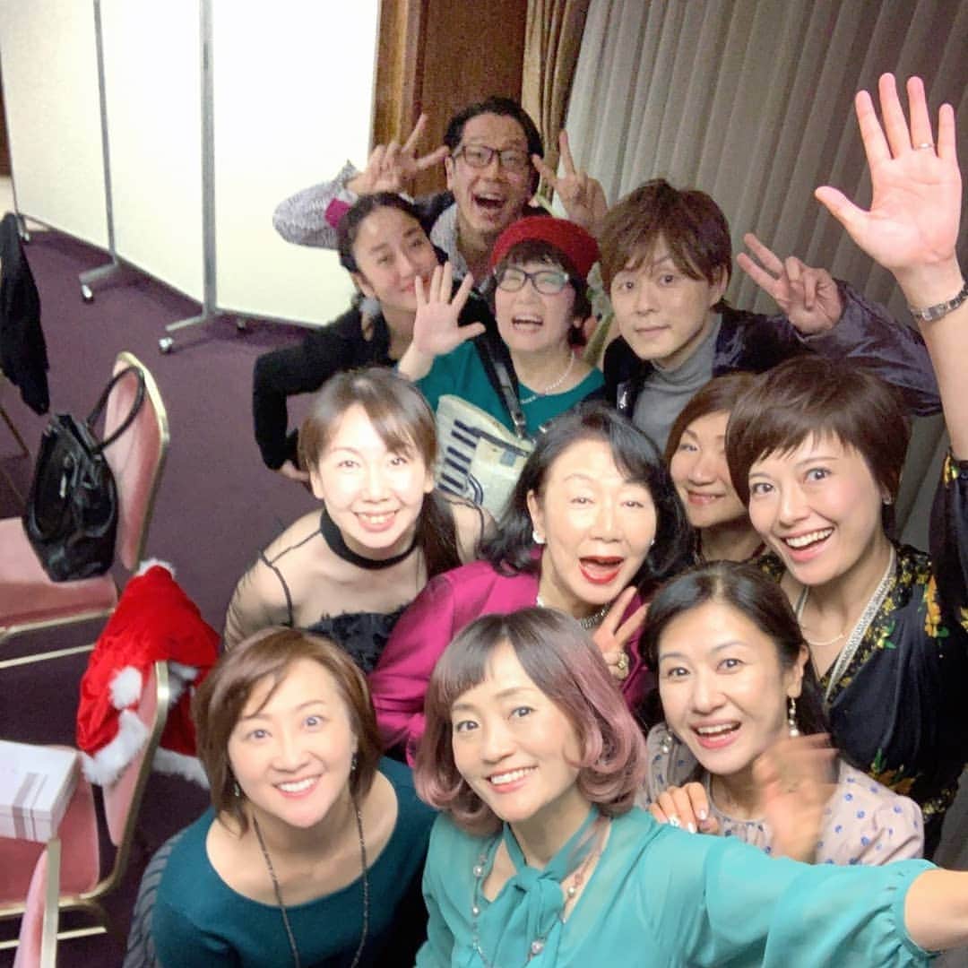 梅田陽子さんのインスタグラム写真 - (梅田陽子Instagram)「神奈川ロータリークラブさんの会合にて、歌声喫茶。 盛り上がって楽しかったの巻。 ロータリアンの皆様、歌声メンバーの皆様、ありがとうございました😉  #音無美紀子の歌声喫茶#復興支援#神奈川ロータリークラブ#ロータリークラブ#ロータリー#クリスマス#横浜 #アナウンサー#キャスター#ピアノ#梅田陽子」12月24日 11時26分 - yokoumeda