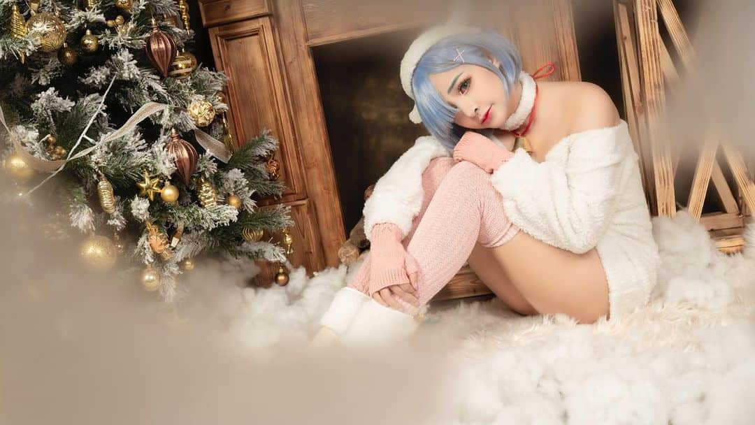 ミミちゃんさんのインスタグラム写真 - (ミミちゃんInstagram)「Happy holiday 🌸 May this Christmas be so special that you never ever feel lonely again and be surrounded by loved ones throughout! #cosplay #cosplayer #rezero #rem #rezerocosplay #rezerostartinglifeinanotherworld  #remcosplay #stockings #legs #thicc #thiccthighs #asian #asiangirl #cute #christmas #noel #christmas2019」12月24日 11時27分 - mimichan.259