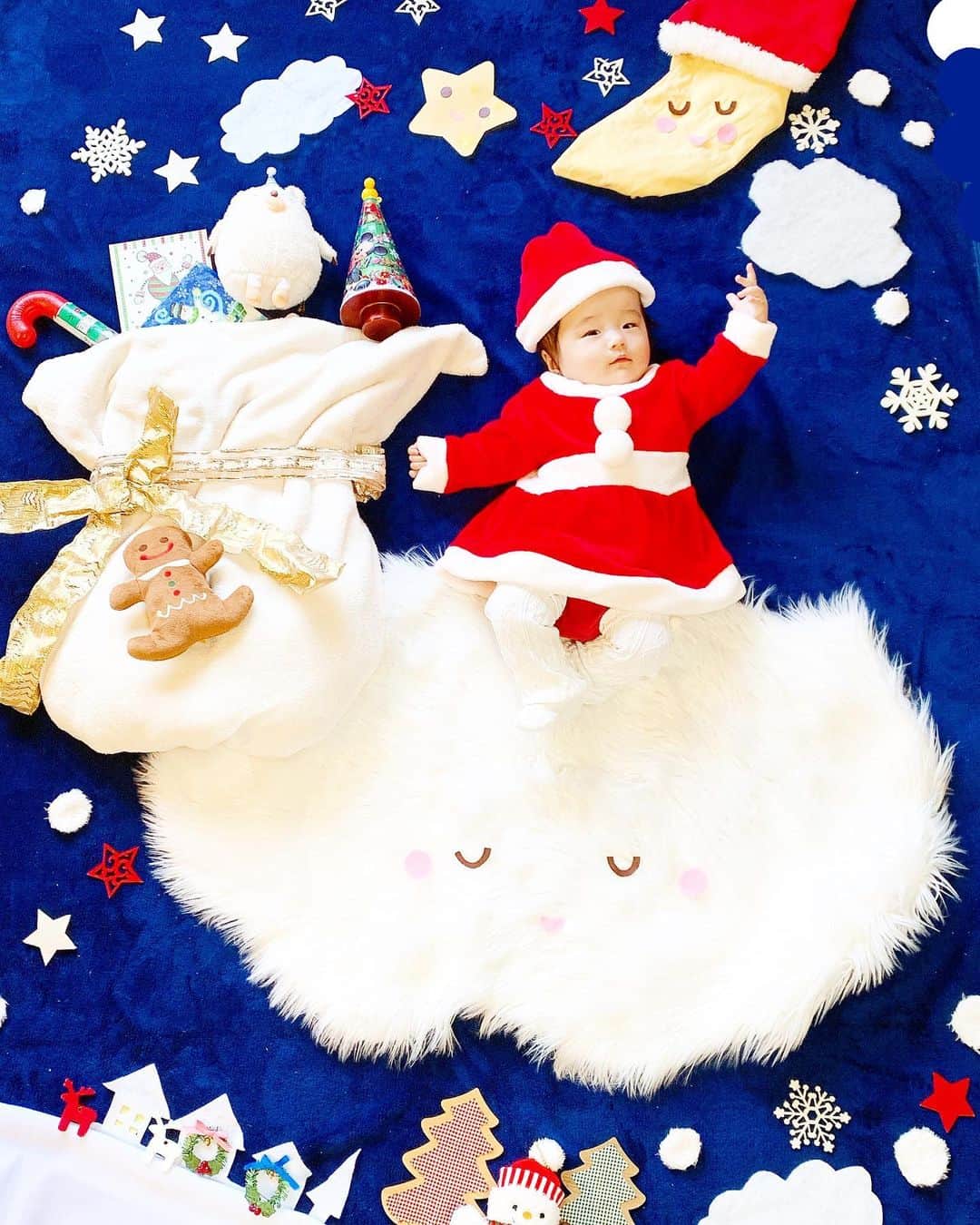 しほの涼のインスタグラム：「🎄🅜🅔🅡🅡🅨 🅧🅜🅐🅢🎄 飛んでる感じで🌠って言ったら見事なポージングを披露した娘さん🤣💕 手先とかまるでバレリーナ🩰👗 すげーかよ。  #メリクリ#メリークリスマス#ねんねアート#ねんねアートギャラリー #クリスマスフォト#クリスマスパーティー #赤ちゃんのいる生活 #赤ちゃんのいる暮らし #赤ちゃん #クリスマス#クリスマス2019#初めてのクリスマス#サンタは来ず#我が家のクリスマスマイル#クリスマスマイル#スマイル育児#merrychristmas #merryxmas #sleepart#sleepphoto#santaclauscomestonight」
