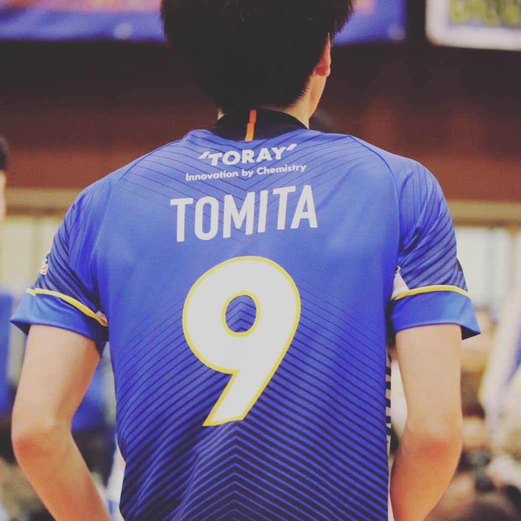 富田将馬のインスタグラム：「今年最後の試合が終わりました。 ・ 初めてのVリーグ。上手くいかないことばかり😖 ホームゲームで勝てなかったのは悔しいですが、まだまだこれからです！！ 年明けからもチームの勝利に貢献できるように頑張っていきます！ 応援よろしくお願いします🙇‍♂️ ・ #vリーグ #vリーグはバレーだよ #東レアローズ」
