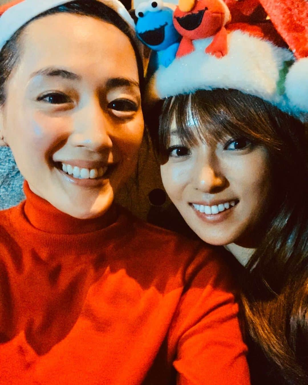 深田恭子さんのインスタグラム写真 - (深田恭子Instagram)「Christmas Eveになる瞬間をあやちゃん（綾瀬はるかたんをそうよんでいます😍）と過ごせました🎄🍰 もう20年近くのお付き合いだから お喋りがつきなくて思い出話と近況と気がついたらイブを迎えていました🎂そして可愛くてちゅるちゅるあやちゃんに癒されっぱなしでした♥️ #この時期はサンタさん帽を常備 #今日イブは父のお誕生日 #大好物は湯豆腐だから小さいころからクリスマスは湯豆腐 #皆様が素敵な日を過ごせます様に🧸💕💕💕 #綾瀬はるか ちゃん #kyokofukada」12月24日 11時38分 - kyokofukada_official