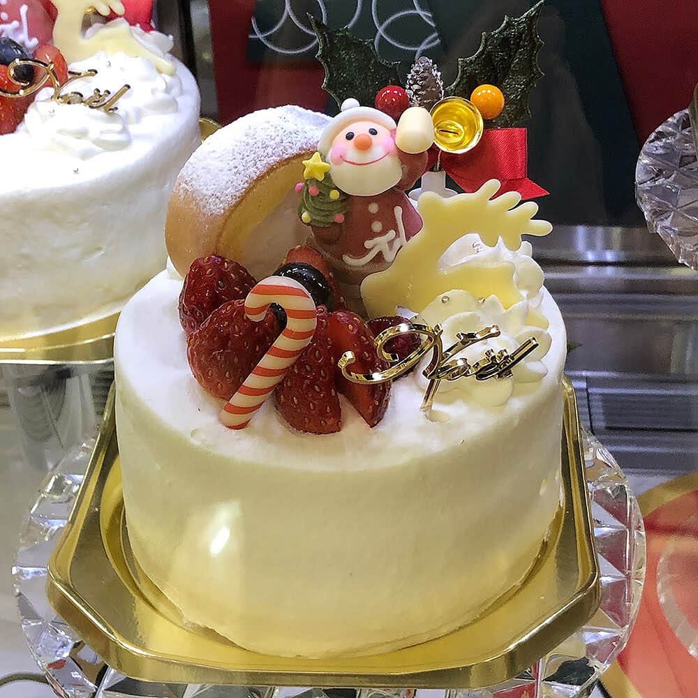 daimarusapporoさんのインスタグラム写真 - (daimarusapporoInstagram)「【クリスマスケーキ🎅】 . 今日はクリスマスイブですね！ ケーキをまだ買っていないという皆様！ 地1階 ほっぺタウンでは、色とりどりのケーキを取りそろえております🍰 . 〈きのとや〉のいちごたっぷりのケーキや〈ルタオ〉のクリスマスモチーフのアソート。 〈モロゾフ〉のツリーモチーフのケーキ、〈フルーツケーキファクトリー〉のフルーツたっぷりの大きなリース型のケーキや〈イシヤショップ〉のお菓子の家型ケーキ、小さなケーキなどバラエティ豊富✨ . どれにしようか迷ってしまいますね😍 ぜひ店頭でご覧下さい❤️ . #ケーキ #クリスマスケーキ #クリスマス #大丸札幌」12月24日 11時33分 - daimarusapporo