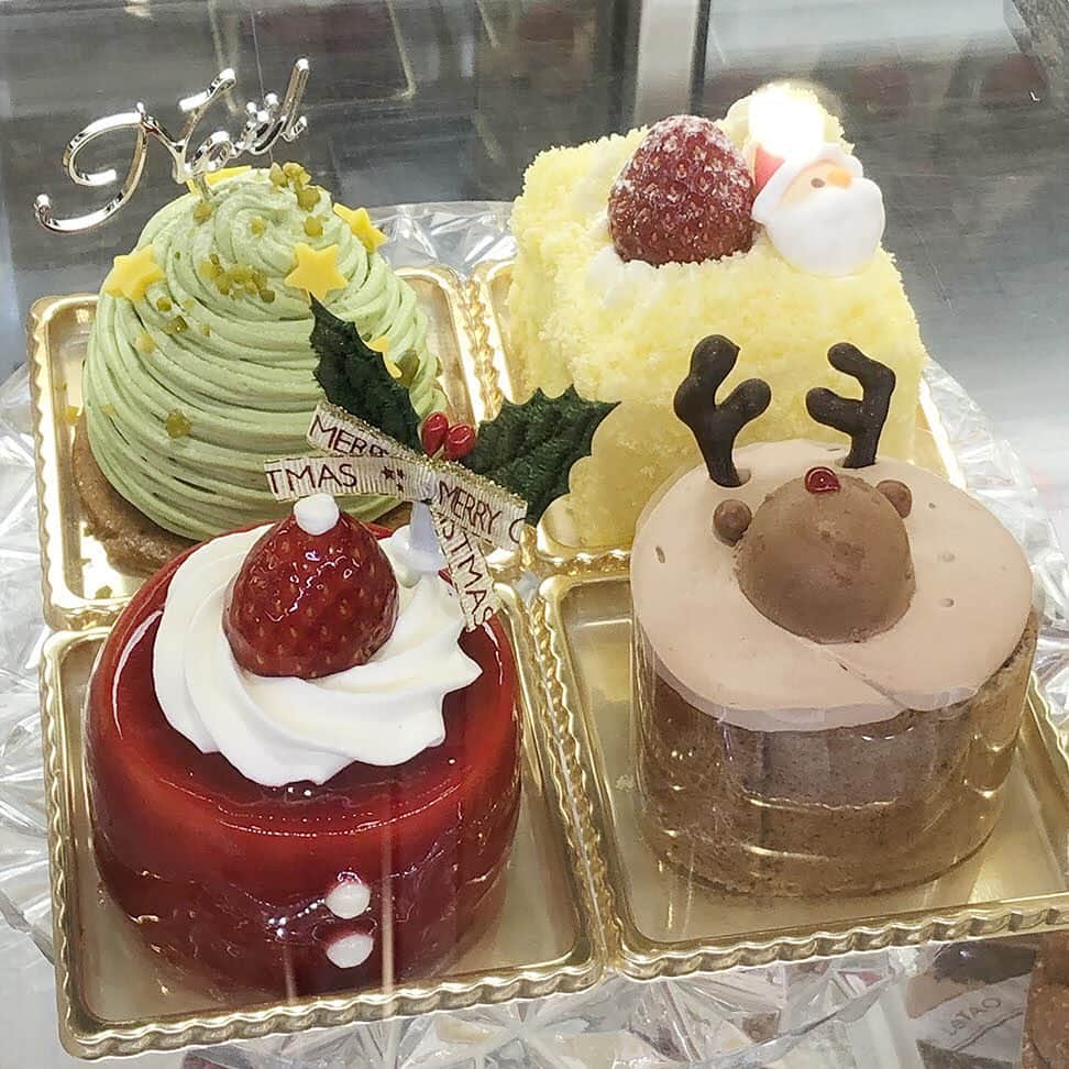 daimarusapporoさんのインスタグラム写真 - (daimarusapporoInstagram)「【クリスマスケーキ🎅】 . 今日はクリスマスイブですね！ ケーキをまだ買っていないという皆様！ 地1階 ほっぺタウンでは、色とりどりのケーキを取りそろえております🍰 . 〈きのとや〉のいちごたっぷりのケーキや〈ルタオ〉のクリスマスモチーフのアソート。 〈モロゾフ〉のツリーモチーフのケーキ、〈フルーツケーキファクトリー〉のフルーツたっぷりの大きなリース型のケーキや〈イシヤショップ〉のお菓子の家型ケーキ、小さなケーキなどバラエティ豊富✨ . どれにしようか迷ってしまいますね😍 ぜひ店頭でご覧下さい❤️ . #ケーキ #クリスマスケーキ #クリスマス #大丸札幌」12月24日 11時33分 - daimarusapporo