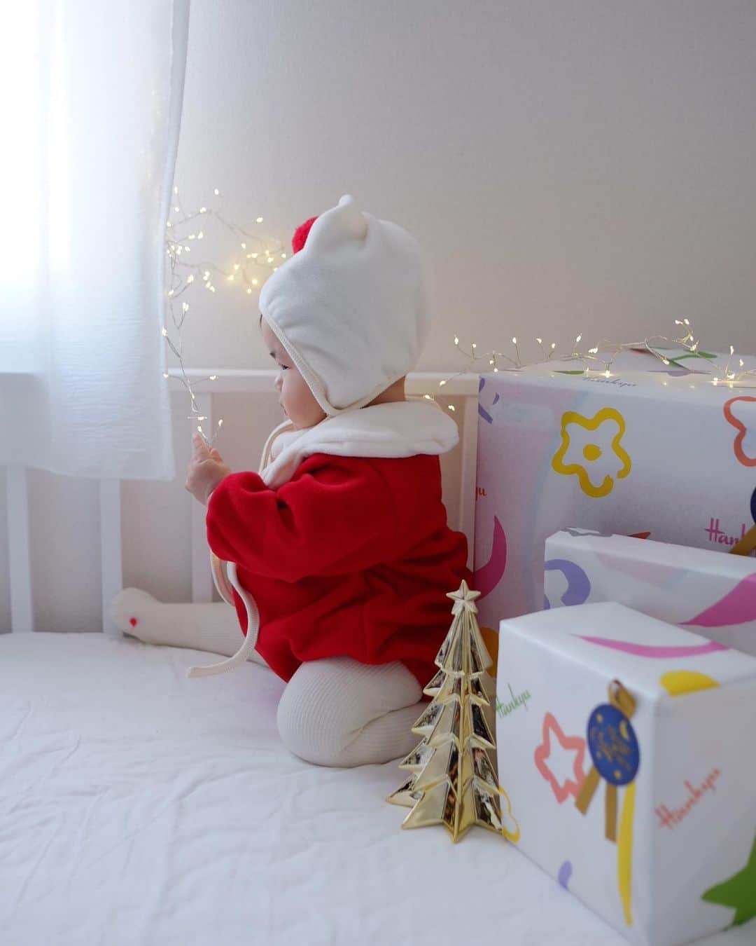 Keikooooooさんのインスタグラム写真 - (KeikooooooInstagram)「Merry Christmas🎄 サンタさんは、せっせとプレゼントの用意で忙しそう笑。 途中靴下のポンポンが気になりながらも🤣 片方引きちぎりました笑。 . サンタさんコーデは、 @wooumilk さんのもの♡ 可愛いすぎる🎅👶🏻💗 . #merrychristmas #クリスマス #ウユミルク #生後8ヶ月 #女の子ママ #ベビー服 #クリスマスコーデ #ベビーサンタ」12月24日 11時35分 - keity1011
