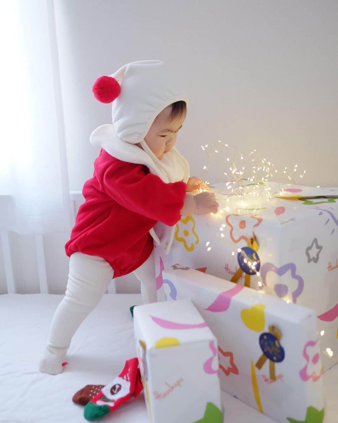 Keikooooooのインスタグラム：「Merry Christmas🎄 サンタさんは、せっせとプレゼントの用意で忙しそう笑。 途中靴下のポンポンが気になりながらも🤣 片方引きちぎりました笑。 . サンタさんコーデは、 @wooumilk さんのもの♡ 可愛いすぎる🎅👶🏻💗 . #merrychristmas #クリスマス #ウユミルク #生後8ヶ月 #女の子ママ #ベビー服 #クリスマスコーデ #ベビーサンタ」