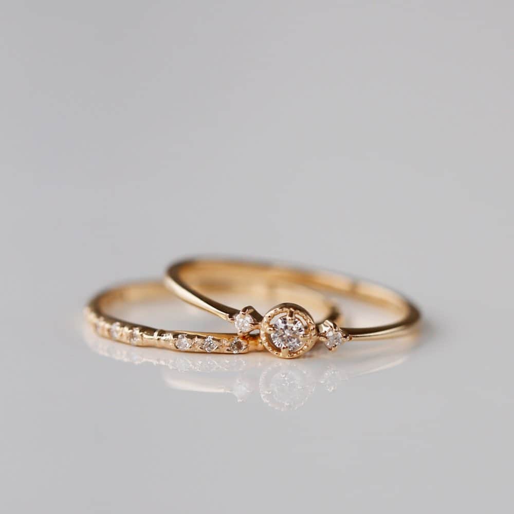 SIENAさんのインスタグラム写真 - (SIENAInstagram)「トップのダイヤモンドをゴールドの輪で飾ったオレオールという名前のリングと、繊細な装飾と小ぶりのダイヤモンドが手元をさりげなく飾ってくれるラインダイヤリング。  ピンキーサイズで手元から女性らしさを高めるのもおすすです。  #sienarose #ring #diamond #christmaspresents  #シエナロゼ #ダイヤモンドリング #クリスマスプレゼント #ご褒美ジュエリー #お守りジュエリー」12月24日 11時36分 - sienarose_official