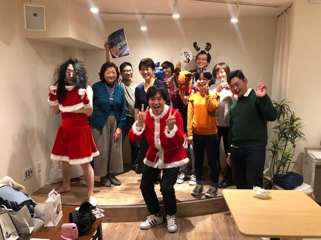 あつひろのインスタグラム：「楽しすぎた‼️またやりたい✨ 初代C-1グランプリチャンピオンは… 磯本五段に輝きました( •̀∀•́ )✧ おめでとう🎊 ナイスキャラ賞…めがしらあつこ(寺門真吾) シークレット賞…ゴスケ  #🎄 #🎅🏻 #☃️ #クリパ #CHRISTMAS #Xmas #クリスマス #cocodetea #C1グランプリ #あっくんと愉快な仲間たち #あつひろ #寺門真吾 #ゴスケ #磯本五段 #声優 #声優芸人 #MC #ナレーター #司会進行 #M1」