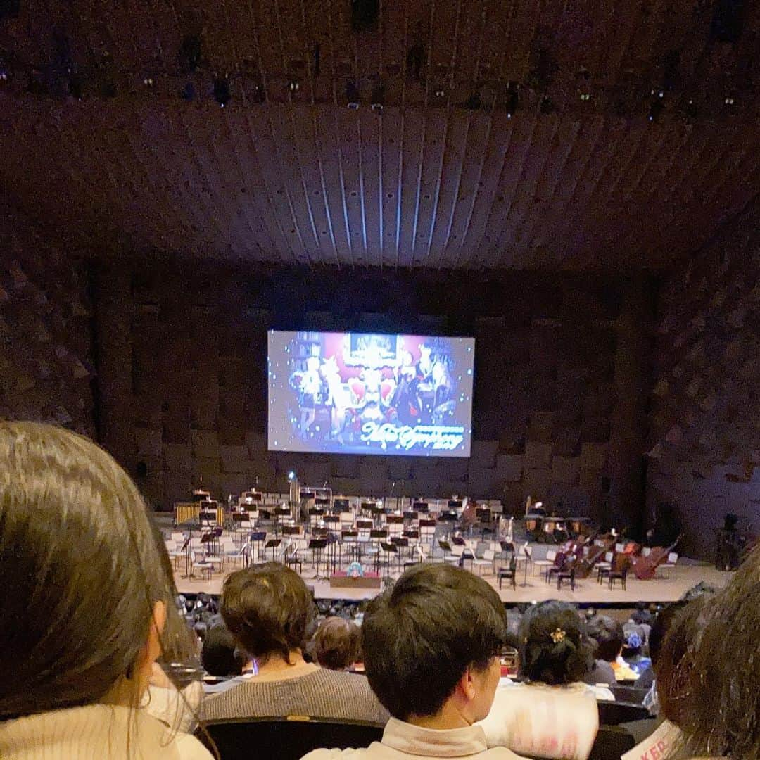 tokuさんのインスタグラム写真 - (tokuInstagram)「昨日は「初音ミクシンフォニー 2019」大阪公演を観てきました🎺🎻 自分の曲がオーラス曲で、銀テープ。ありがとうございました。  ちょっと星に近いところにお泊り💫」12月24日 11時47分 - toku_grnd