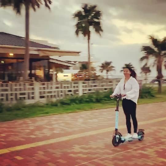 のインスタグラム：「たのし〜✨毎日これで海にに行こう🥰　素晴らしい移動手段が出来ました🛴✨ #rimo #electricscooter #fun #okinawa  @rimo.goldstonebrothers」