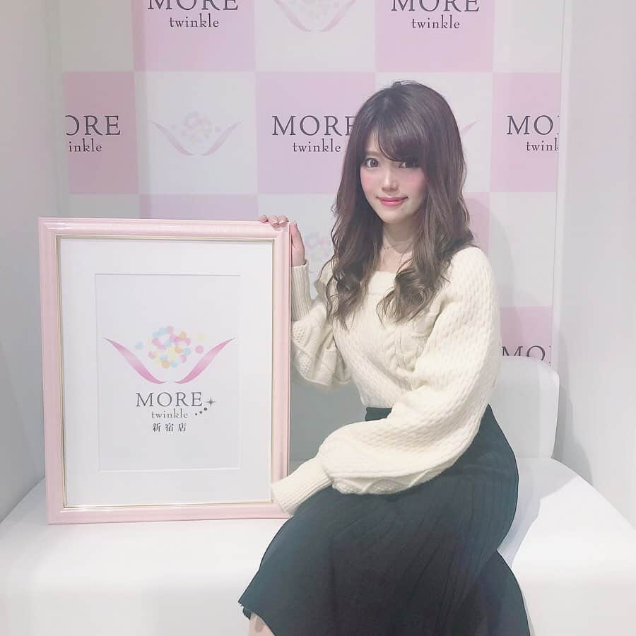 山田あかりさんのインスタグラム写真 - (山田あかりInstagram)「この間は @moretwinkle.shinjuku で毛穴レスコラーゲン顔脱毛に行ってきたの🥰﻿ ﻿ エステをうけてるみたいにクルクルクレンジング→脱毛→美白+保湿パックもしてくれるよ☺️♥﻿ ﻿ 脱毛は本当に全然痛くなくて、大学生の頃の顔脱毛は八重歯にキーンって響いて毎回しんどかったけどここのは全然響かずにツルツルになったよ🥺﻿ ﻿ 顔脱毛すると化粧ノリがとても良くなって、肌がワントーン明るく見えるからオススメ(๑•ω•๑)♡﻿ 店内も可愛すぎて好み🥺  #痛くない脱毛 #新宿脱毛 #ツルスベ肌 #毛穴レス #pr #コラボベース #顔脱毛 #痛くない脱毛サロン #韓国ファッション #韓国通販 #新宿サロン #ファッション通販 #韓国ファッション通販 #プチプラ通販 #スクエアニット #ニットスカート #サロン #イヤリング」12月24日 11時42分 - akari030201