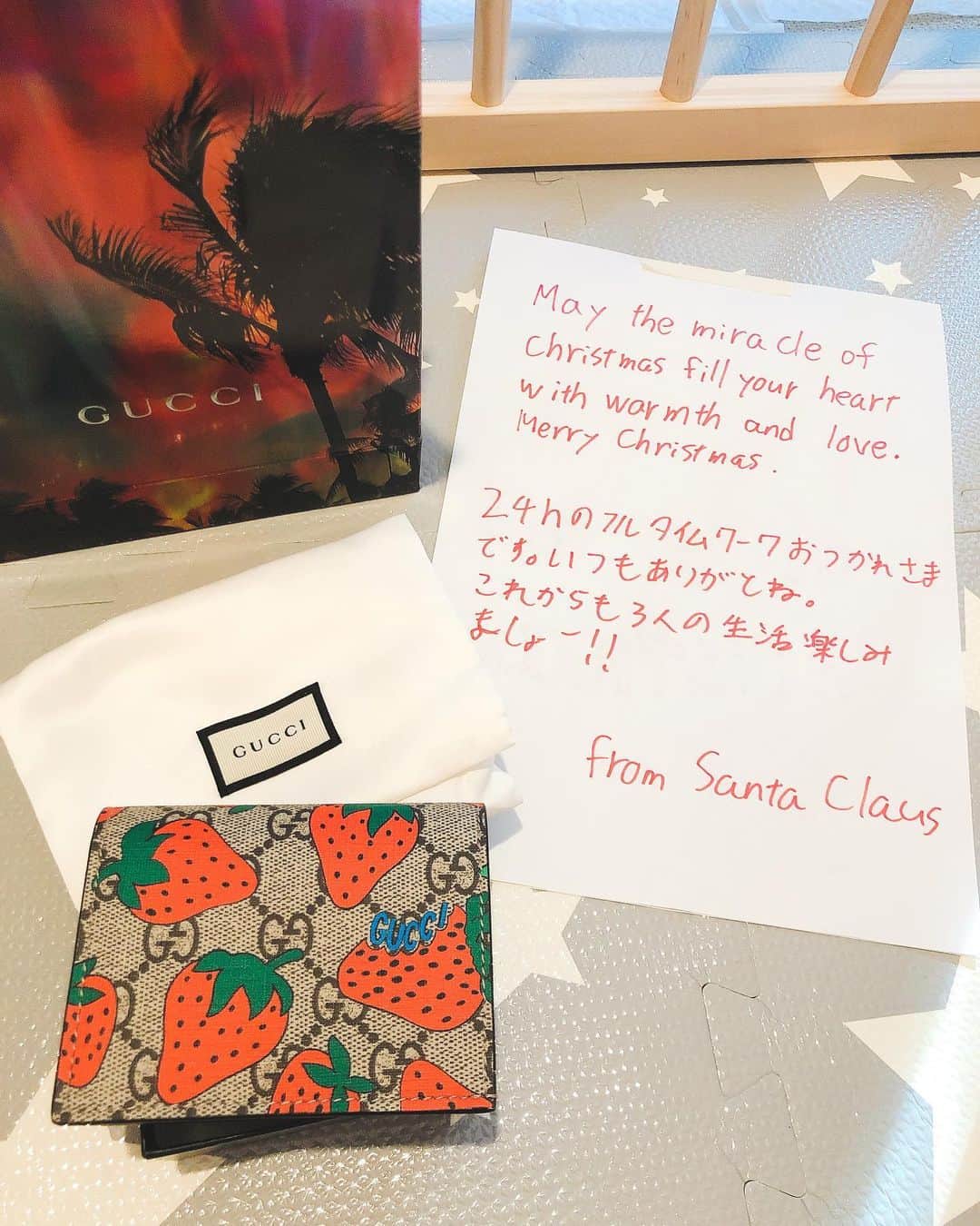松本亜希さんのインスタグラム写真 - (松本亜希Instagram)「🎄🎁🎅🏻💓 サンタさん来たーーーーーっ❣️😆 小さいお財布が欲しかったの‼︎ サンタさんって凄いねぇ🎅🏻✨ . #毎年サンタさん来る#中の人ありがとう☺️💕#こちらこそ感謝しています❤️」12月24日 11時45分 - aaakichasooo
