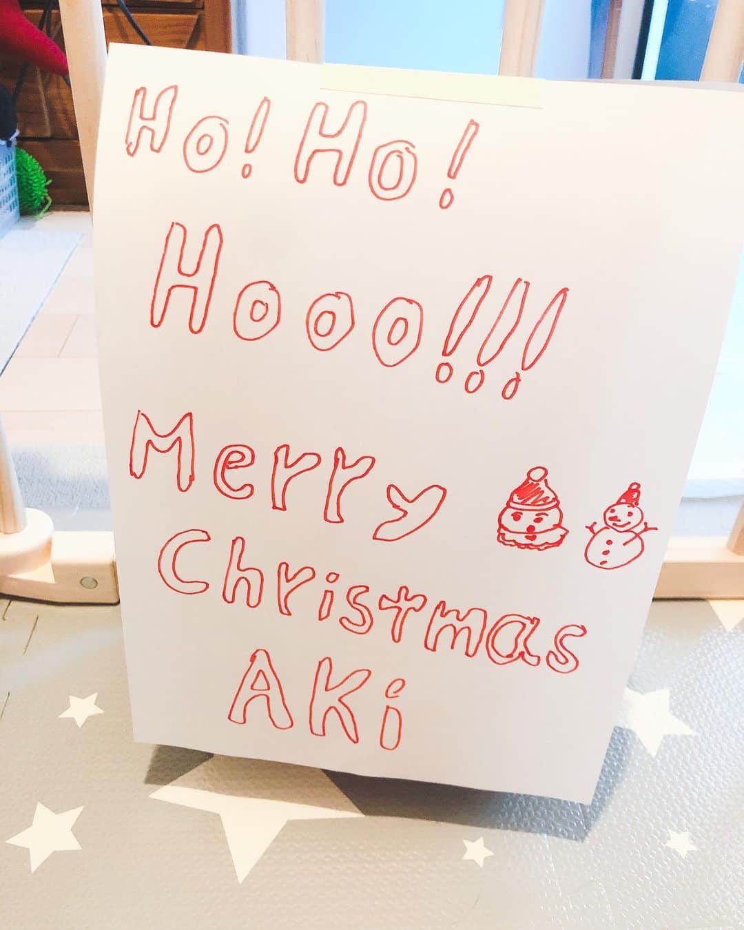 松本亜希のインスタグラム：「🎄🎁🎅🏻💓 サンタさん来たーーーーーっ❣️😆 小さいお財布が欲しかったの‼︎ サンタさんって凄いねぇ🎅🏻✨ . #毎年サンタさん来る#中の人ありがとう☺️💕#こちらこそ感謝しています❤️」