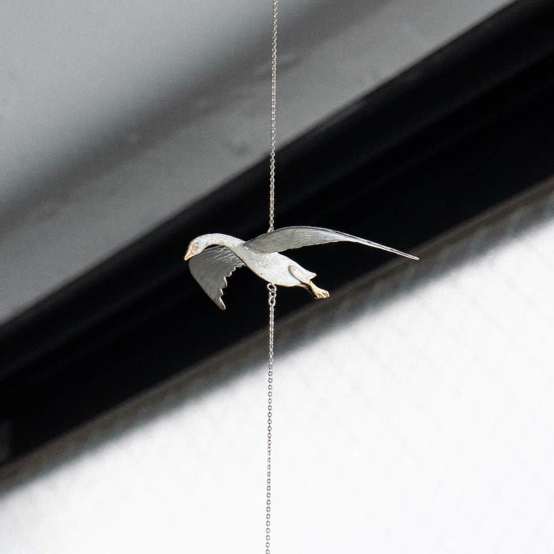 のインスタグラム：「【谷内亮太 個展「ゆめみのたび」at soel 12/11〜25】 ﻿ soelで開催中の彫金作家・谷内亮太さんの個展「ゆめみのたび」も、明日が最終日となります。﻿天井から吊るされているのはオーナメントは、シンプルながらも凛とした美しさをたたえています。白鳥や雪の結晶、ユーカリなどの動植物をモチーフにしたものや、星座をかたどったものなどもあります。一つ飾るだけでもお部屋の印象がパッと変わるオーナメント、ぜひこの機会にお気に入りを見つけてみてくださいね。 ﻿ ＊12/26(木)〜1/4(土)はお休みをいただきます。年明けは1/5（日）より営業いたします。2020年1月より、soelは水曜日と日曜日の週2日の営業とさせていただきます。 【新営業日】毎週水曜日と日曜日　12:00〜17:00 OPEN﻿ 【谷内亮太 個展「ゆめみのたび」】﻿ 会　期：2019/12/11（水） – 12/25（水）﻿ 定休日：12/16（月）、12/17（火）﻿ 時　間：11:00 – 18:00﻿ 場　所：soel（ソエル）﻿ 住　所：東京都調布市下石原2-6-14 2階　■﻿ tel.　：042-444-5572﻿ @ryota_taniuchi﻿ #手紙社 #手紙舎 #tegamisha #谷内亮太 #taniuchiryota #ゆめみのたび #TOKInoHATE #tegamisha_soel #soel #ソエル #silver #jewels #jewelry #accessory #handcrafted #handmadebag」