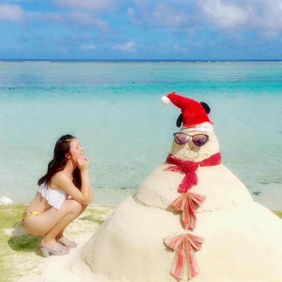 宇水遥佳さんのインスタグラム写真 - (宇水遥佳Instagram)「. ❤🎅🏼🎄Merry Christmas Eve🎄🎅🏼❤ . いつぞやのクリスマス🎄グアムで 海サンタと過ごしたなぁ🥰 暖かい場所のクリスマスはなんだか すごく陽気で楽しかった🤗🤗🤗 . 今年もサンタさん(父)が来てくれて 嬉しい限り🙈💕いつもありがとう〜✨✨ . みんなクリスマスは何するのかな？♡ みなさんにとって聖なる夜が素敵な日に なりますように😌😌😌 . #MerryChristmas #xmas #メリークリスマス #メリクリ #サンタ #크리스마스 #메리크리스마스 #旅行 #グアム旅行 #女子旅  #海外旅行  #ビーチリゾート #タビジョ #たびすたぐらむ  #trip #instatrip  #beach #beachresort  #旅行好きな人と繋がりたい」12月24日 11時56分 - haruka._.usui
