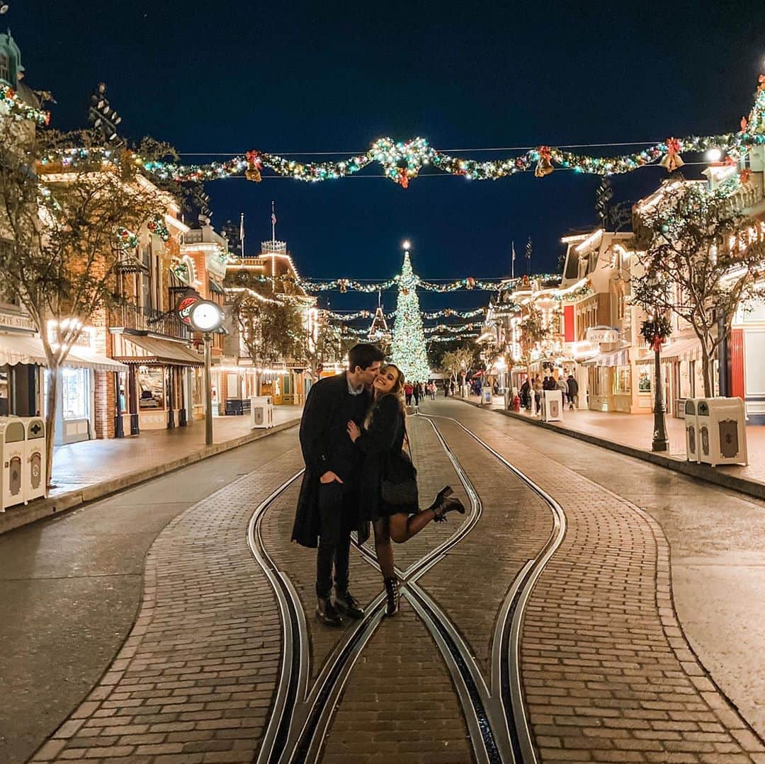 メアリー・モーサのインスタグラム：「I’m a little behind, as always, but these days have been spent enjoying you, my dear 💖 happy anniversary (a week ago)! these were two magical days to celebrate four magical years together.  thank you endlessly for being my rock, my best friend, my secret keeper, my adventure partner, and the love of my life - plus looking super handsome in that dashing coat 😉 I cannot wait to look back and remember this magical moment as it fits into the much larger art piece of our lives together, as well as all of the pieces yet to come 😘  get ready guys there will be more sappy posts of this day posted in the future 😂」
