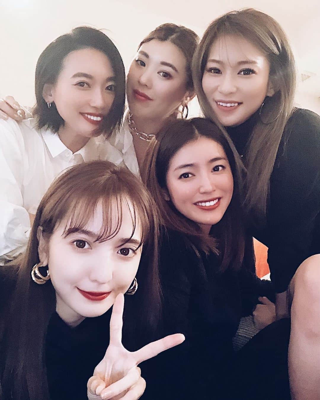 長谷川唯のインスタグラム：「・ ・ 忘年会&女子会♡ほんと話しがつきないし時間がまったく足りなかった🥺ぐらい楽しかった🙈♥️♥️次は新年会だね🥰 ・ ・ #忘年会 #happy #女子会 #ずっと笑ってた #いい年を越せそう❤︎ #friend #girl #girls #love」