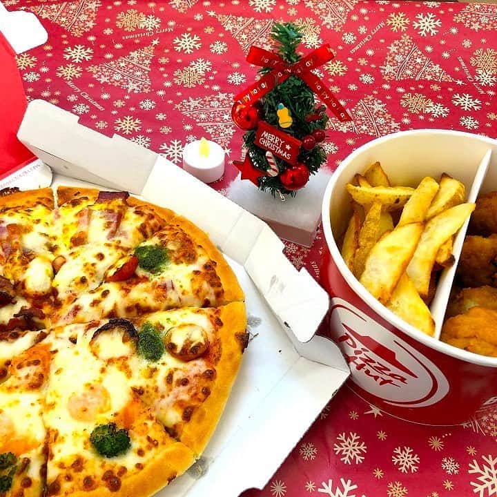 ピザハットさんのインスタグラム写真 ピザハットinstagram 今年も クリスマスイブ がやって来ました ﾉ ﾉ ピザハット なら今日まで事前予約でおトク 彡手軽に豪華なご馳走が揃います さぁお部屋を飾り付けてピザとケーキで楽しいクリスマス