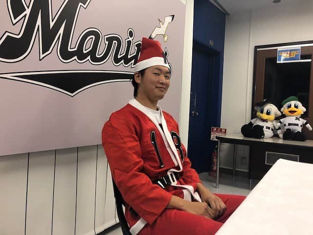 千葉ロッテマリーンズさんのインスタグラム写真 - (千葉ロッテマリーンズInstagram)「驚きのクリスマスプレゼントに喜ぶ二木投手🎅 #chibalotte」12月24日 12時03分 - chibalotte