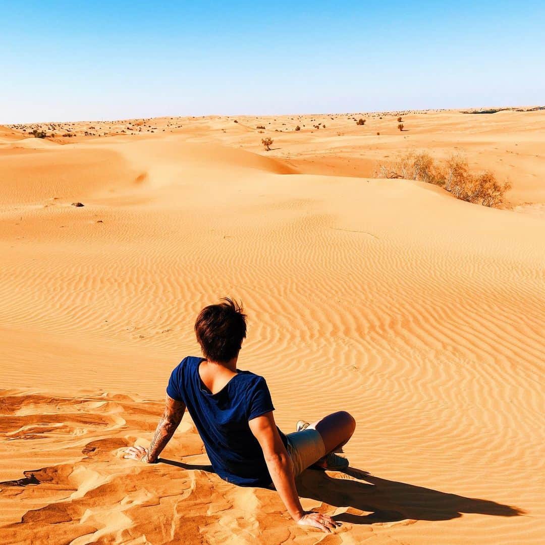 西片かずひろさんのインスタグラム写真 - (西片かずひろInstagram)「どこまでも砂漠  #ドバイ観光 #ドバイ旅行記 #砂漠地帯 #砂漠 #砂漠の国 #砂漠のど真ん中 #砂漠の迷宮 #砂漠に感動 #砂漠ツアー #desert #dubai🇦🇪 #dubaidesert」12月24日 12時03分 - bond_915