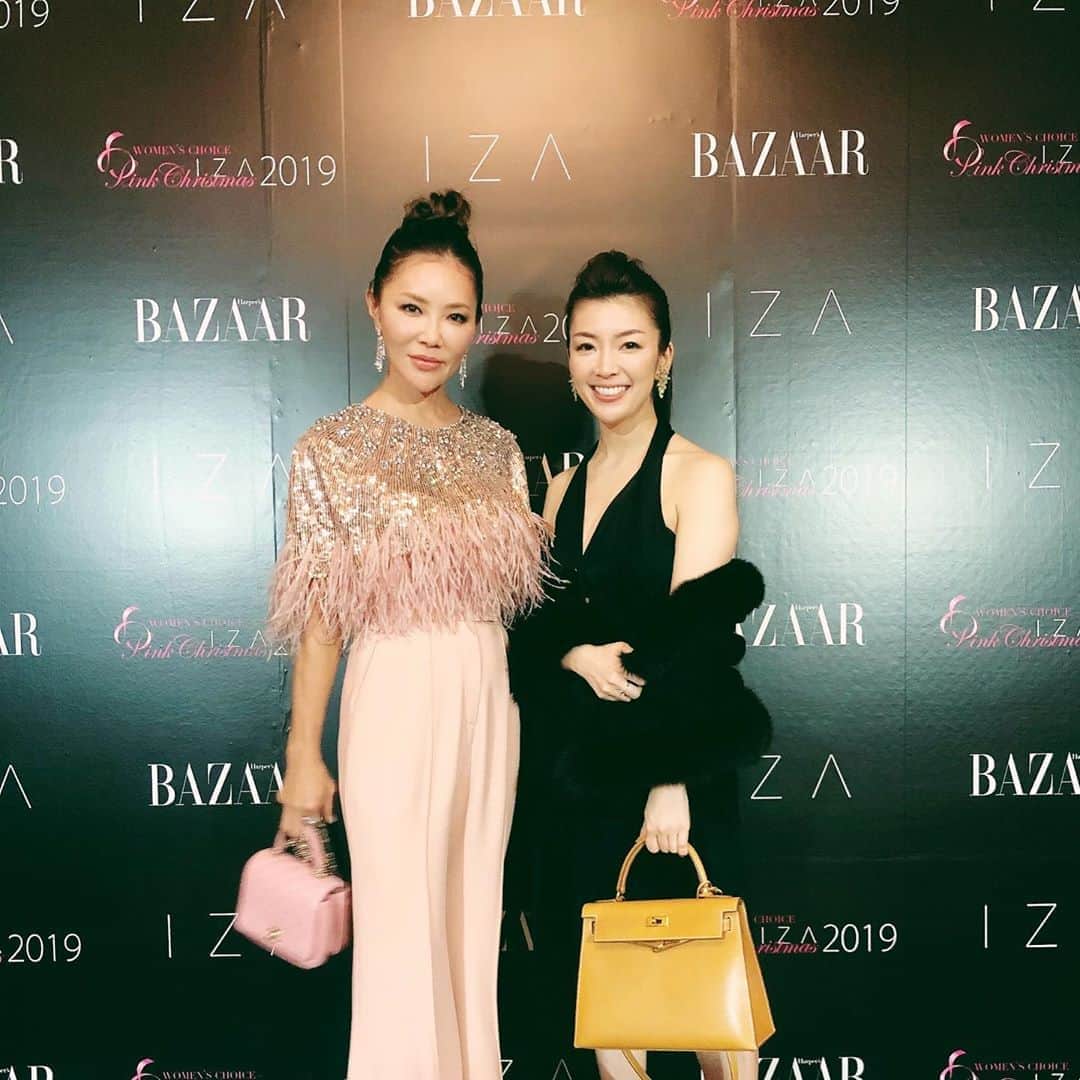 三浦マキのインスタグラム：「IZA Pink Christmas Charity Party supported by BAZAAR at @ritzcarlton.osaka . 先日IZA主催、BAZZAR協賛のピンクリボンのチャリティーパーティーに憧れてやまないフミさんと❤️ * 今年のテーマは「woman’s choice」。乳がんから立ち直った方々のステージや、ニナリッチを始めとしたファッションウォークは圧巻でした🎀  また、皆様から好評だったメイクは @noli_makeup_jp にしていただいたのですが、こうやってドレスアップをして、メイクをしていただくだけで心までハッピーに✨ * 日本の女性には高揚感と自信を持って堂々と歩ける場がもっと必要だと、改めて感じました。 * * * * * * * #iza#chariry#charityevent #christmas #party#fashionshow#dressup」