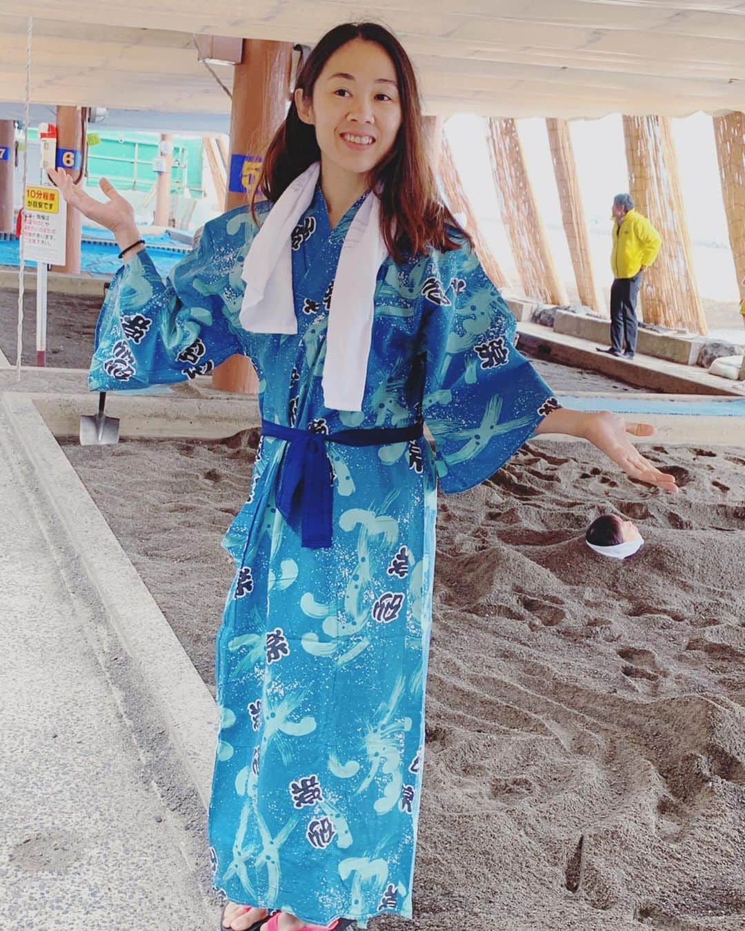 Little Miss Bento・Shirley シャリーさんのインスタグラム写真 - (Little Miss Bento・Shirley シャリーInstagram)「Kagoshima day 3: Sand bath hot spring?!? BTW it’s IMPOSSIBLE to look glamorous while being covered in sand 😂 so best to pose for 📸 before going in LOL  In Ibusuki city, is  Ibusuki Sunamushi Onsen #砂むし会館砂楽 The only one of the natural sand bath hot spring in Japan, let alone the world.  It’s perfect especially if you are shy going to the regular onsen, this one allows you to enjoy it together with your loved ones and you are clothed.  IBUSUKI SUNAMUSHI ONSEN  Natural Sand Bath “SARAKU”  http://sa-raku.sakura.ne.jp/en/ 〒891-0406 5-25-18, Yunohama, Ibusuki-shi, Kagoshima, 891-0406, Japan . 📍 Ibusuki, Kagoshima Japan 🇯🇵 #kagoshima #visitjapan #ilovejapan #onlyinjapan #littlemissbento #travelogue #sunamushi #ibusuki #指宿市 #鹿児島 #sarakuonsen #onsen #sandbath」12月24日 12時06分 - littlemissbento