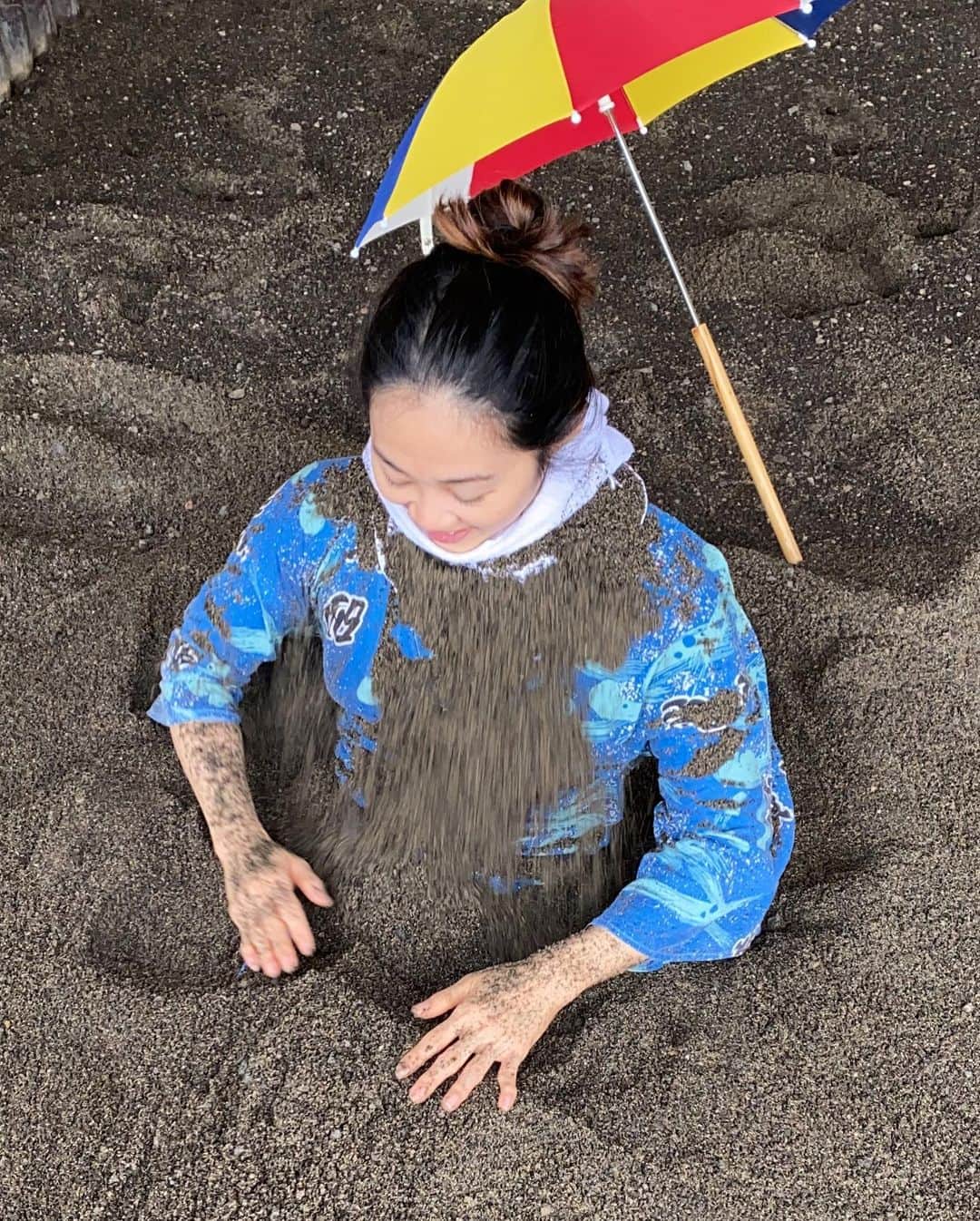 Little Miss Bento・Shirley シャリーさんのインスタグラム写真 - (Little Miss Bento・Shirley シャリーInstagram)「Kagoshima day 3: Sand bath hot spring?!? BTW it’s IMPOSSIBLE to look glamorous while being covered in sand 😂 so best to pose for 📸 before going in LOL  In Ibusuki city, is  Ibusuki Sunamushi Onsen #砂むし会館砂楽 The only one of the natural sand bath hot spring in Japan, let alone the world.  It’s perfect especially if you are shy going to the regular onsen, this one allows you to enjoy it together with your loved ones and you are clothed.  IBUSUKI SUNAMUSHI ONSEN  Natural Sand Bath “SARAKU”  http://sa-raku.sakura.ne.jp/en/ 〒891-0406 5-25-18, Yunohama, Ibusuki-shi, Kagoshima, 891-0406, Japan . 📍 Ibusuki, Kagoshima Japan 🇯🇵 #kagoshima #visitjapan #ilovejapan #onlyinjapan #littlemissbento #travelogue #sunamushi #ibusuki #指宿市 #鹿児島 #sarakuonsen #onsen #sandbath」12月24日 12時06分 - littlemissbento