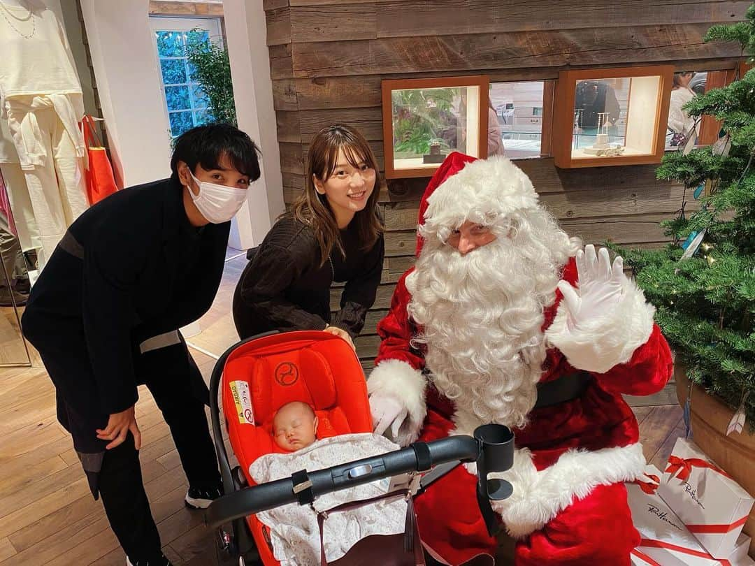 高城亜樹さんのインスタグラム写真 - (高城亜樹Instagram)「▽ メリークリスマス🎄 先日カフェに行ったら サンタさんがいました🎅💓 写真ではベビちゃ寝てるけど その後起きてサンタさんに話かけてもらいました🤗 . #メリークリスマス #merrychristmas #サンタさん #初対面　#ベビちゃ #生後1ヶ月 #ママ #男の子ママ #babystagram #mamastagram #babyboy #成長記録 #11月生まれ」12月24日 12時06分 - akiii_takajo