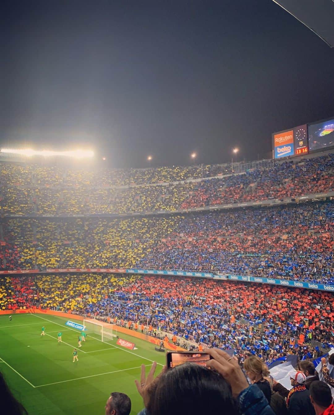 喜山康平さんのインスタグラム写真 - (喜山康平Instagram)「. #elclasico🇪🇸 #fcbarcelona  #realmadrid  #laliga  #campnou  #タクシー全然捕まらず #サッカー少年達と #バルセロナ最後の夜は和食 #来年はサラゴサも視野に🔝 #充実旅行 #有名レポーター #思い出のソフィア #catalunya  #jugador  #sofia #camper  #messi👽」12月24日 12時09分 - koheikiyama_