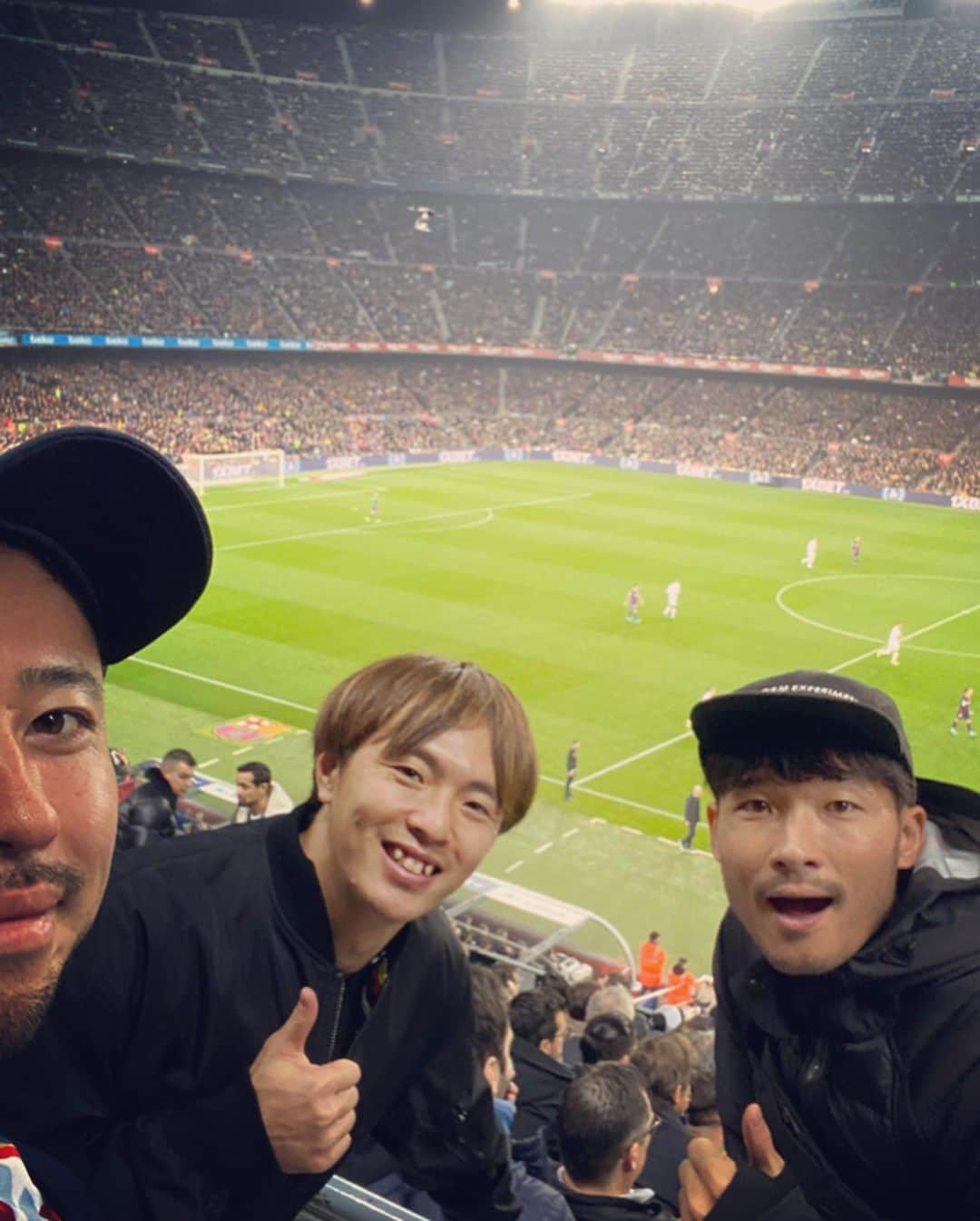 喜山康平さんのインスタグラム写真 - (喜山康平Instagram)「. #elclasico🇪🇸 #fcbarcelona  #realmadrid  #laliga  #campnou  #タクシー全然捕まらず #サッカー少年達と #バルセロナ最後の夜は和食 #来年はサラゴサも視野に🔝 #充実旅行 #有名レポーター #思い出のソフィア #catalunya  #jugador  #sofia #camper  #messi👽」12月24日 12時09分 - koheikiyama_