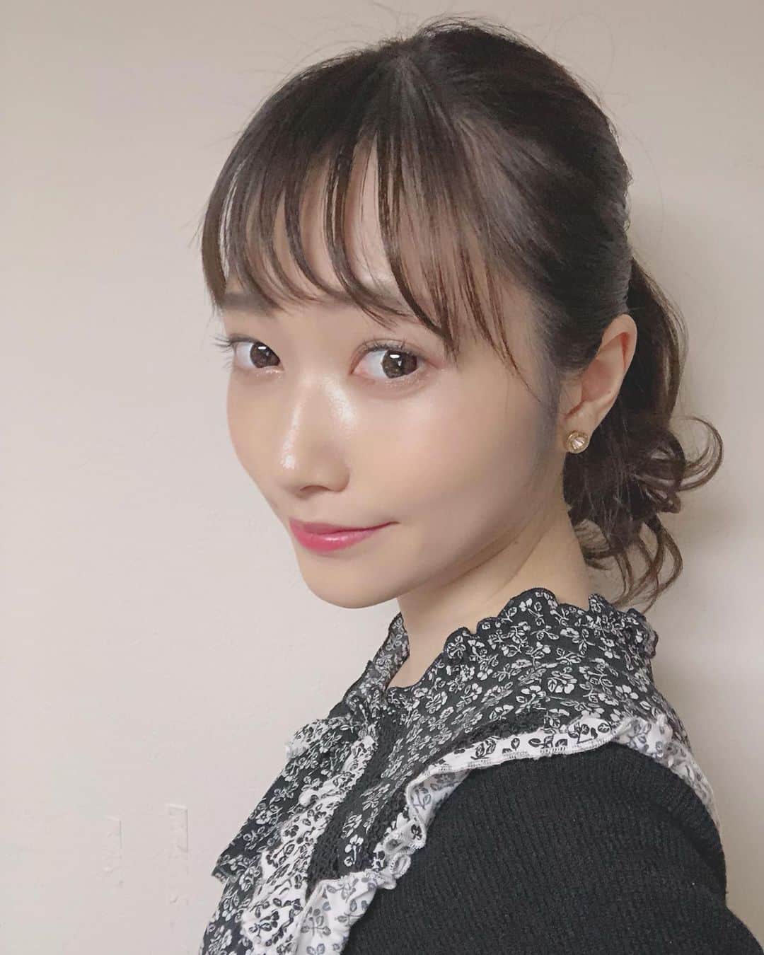 末井櫻子のインスタグラム：「🤍🎄🤍 ． ． Merry Christmas🍗✨ ． ． ひとつもクリスマス感のない写真ですが、、笑 ． みなさん素敵なクリスマスをお過ごし下さい💌 ． ． ． #merrychristmas #christmas #🎅🏻🎄🎁 #ヘアアレンジ #ポニーテール  #クリスマス」