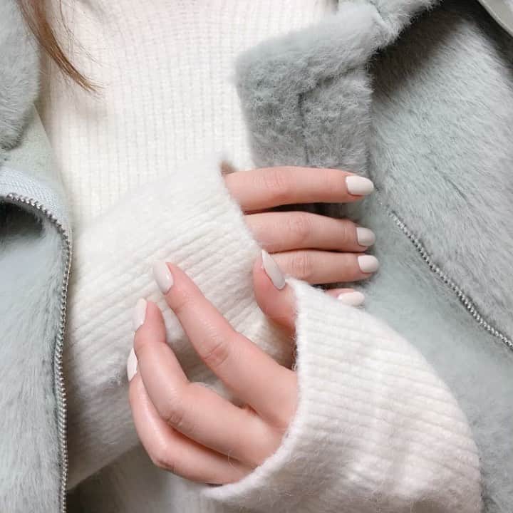 藤川沙弥のインスタグラム：「⸝⸝⸝⸝⸝⸝﻿ ﻿ 年内ラストのnailは﻿ シンプルにホワイト1色で🤍☃️❄️﻿ ﻿ @lilas_jp のもふもふアウターとの﻿ 相性が抜群だね！って﻿ はっちがムービー撮ってくれた📽❤︎﻿ 今年も可愛いネイルを﻿沢山ありがとう🥰﻿ ﻿ @harupy_nail は 神戸か大阪のホームサロンへ♩﻿ DMでご予約できますよ💌」