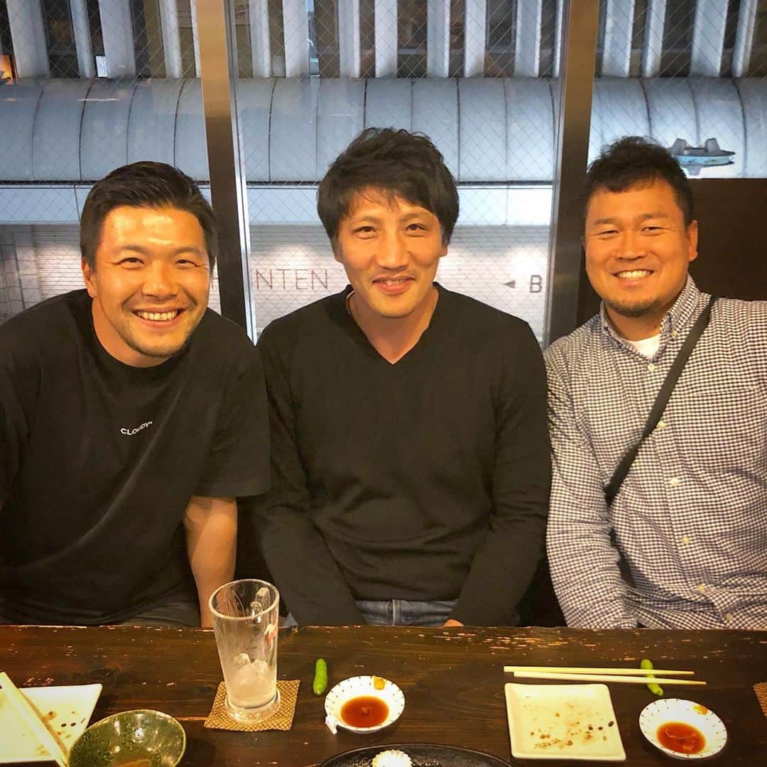君島良夫のインスタグラム：「齊藤祐也さん、小森允紘さん。 祐也さんは明治、小森さんは早稲田で、それぞれ主将として満員の早明戦で国立競技場を沸かせた同級生コンビ。 現在は未来を担う小中学生ラガーマンの育成に力を入れていて、平日にラグビーができるラグビーアカデミーをそれぞれ運営されています。プロコーチとして、経営者として成功されてるお二人の話はとても勉強になったし、刺激的でした。」