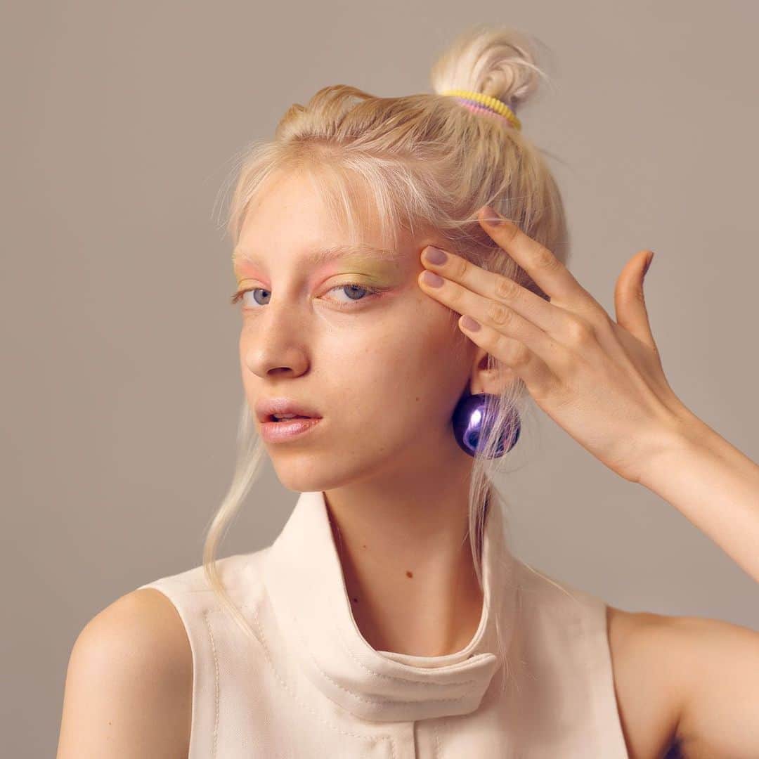 ginza magazineさんのインスタグラム写真 - (ginza magazineInstagram)「アイメイクの合言葉はカラーコンシャス！⠀⠀ 新しい季節はエネルギーに満ちたアイメイクに挑戦。⠀⠀ メイクアップアーティストの津田雅世さんが提案する鮮やかな色の組み合わせ、表情の変化を楽しもう。⠀⠀ ⠀⠀ 現在発売中のGINZA1月号をチェック⠀⠀ @ginzamagazine⠀⠀ ⠀⠀ #ginzamagazine #makeup #cokorconsxious #cosmetic #メイク #コスメ」12月24日 12時24分 - ginzamagazine