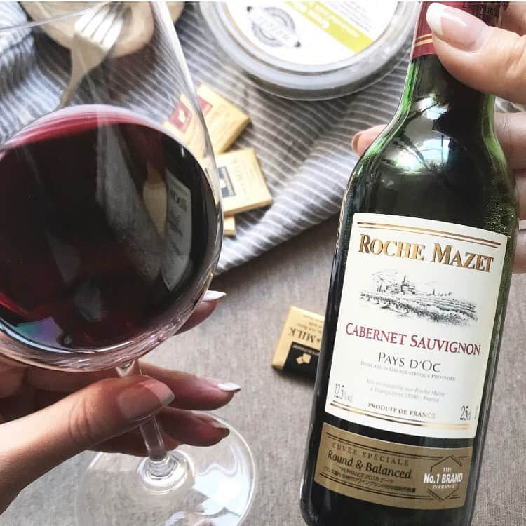 Michikoさんのインスタグラム写真 - (MichikoInstagram)「_______🍷🍷🍷✨✔️ . セブンイレブンで購入した小さな赤ワインボトル。 フランスで一番飲まれているというロシュマゼ。 . 大好きなフルボディ。牛肉やチョコレートとの相性が◎ . 250mlと少量だから、自宅で一人で飲む時や、 ちょっと一杯だけという時に最適👍🏻 . ワインは栓を開けるとどんどん酸化していくので、 飲みきりサイズがコンビニで買えるのはありがたい。 . ハウスワインにはちょうどいい価格で、気軽に楽しめる。 もし見つけたら買ってみてくださいね😊 . . #PR #ロシュマゼ #セブンイレブン #フランスワイン #おうちワイン #ワインのある暮らし #ROCHEMAZET #FRANCEWINE #VIN .」12月24日 12時24分 - michiko.jp