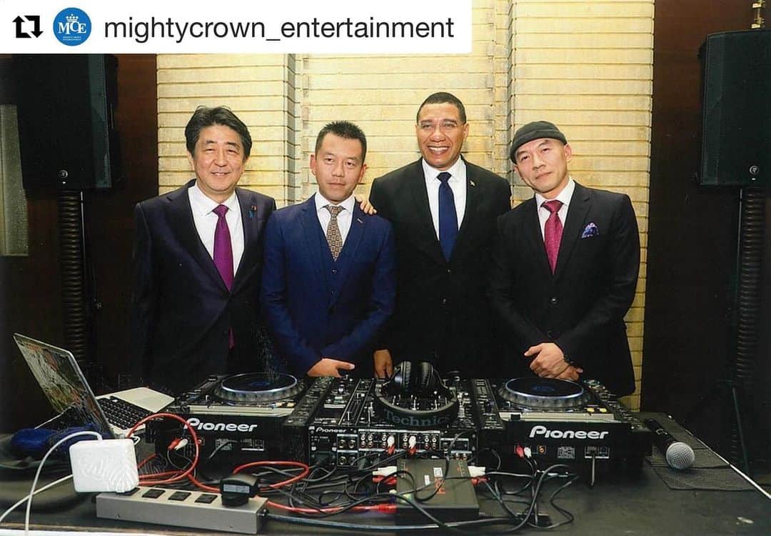 MIGHTY CROWNのインスタグラム：「2019年の凄い出来事 世界でやってきた事が 評価されmashた Proud of making the Prime minster  dance pon dancehall & Reggae #musicislife  #Repost @mightycrown_entertainment with @get_repost ・・・ Mighty Crownのプレイで日本・ジャマイカ両国首脳がダンス? ・ 世界中をツアーしレゲエ・ダンスホールカルチャーを発信し続けてきたMIGHTY CROWNの実績が、母国日本の公的な場面で評価された一つの形となりました。 詳しくはプロフィールリンクからご確認下さい。 ・ @mightycrown @mastasimon @samicrown_lens @cojiecrown @ninjacrown @irishandchin ・ #mightycrown #首相を踊らすサウンド#fareastyardies  Such a honor fi link up with @andrewholnessjm」