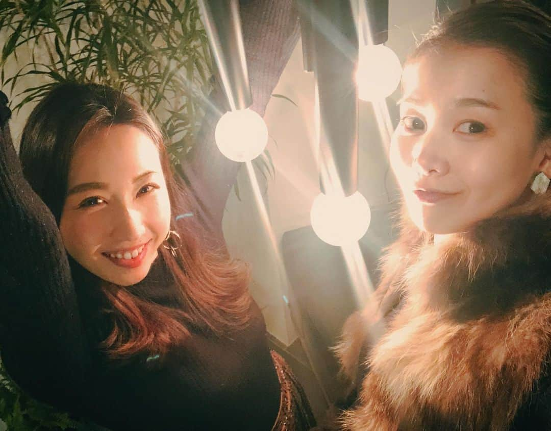 崎本ゆかりさんのインスタグラム写真 - (崎本ゆかりInstagram)「可愛いインテリアを眺めながら 大好きな友と..🥂✨ 今年は一緒に旅行もできたし、2019年 私の楽しい思い出の中には @kaoru_aiba がたくさんいるの♪ 今年もありがとう！来年もよろしくね❤️ . . #christmasparty#happy#fun#interior#aproz#showroom#models#friends#opera#operasinger#champagne#baccarat#thanks#2019#memories#🥂」12月24日 12時41分 - yukariiiin5