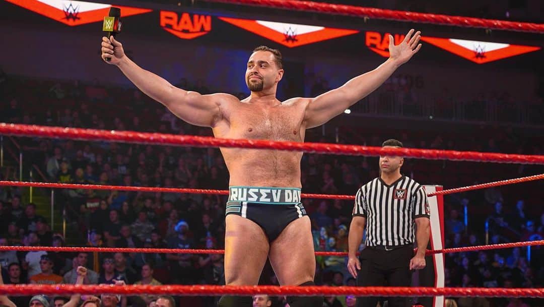 WWEさんのインスタグラム写真 - (WWEInstagram)「@rusevig is officially back on the market!! @nowayjosewwe’s conga line dancers can’t get enough of Rusev!  #RAW」12月24日 12時42分 - wwe