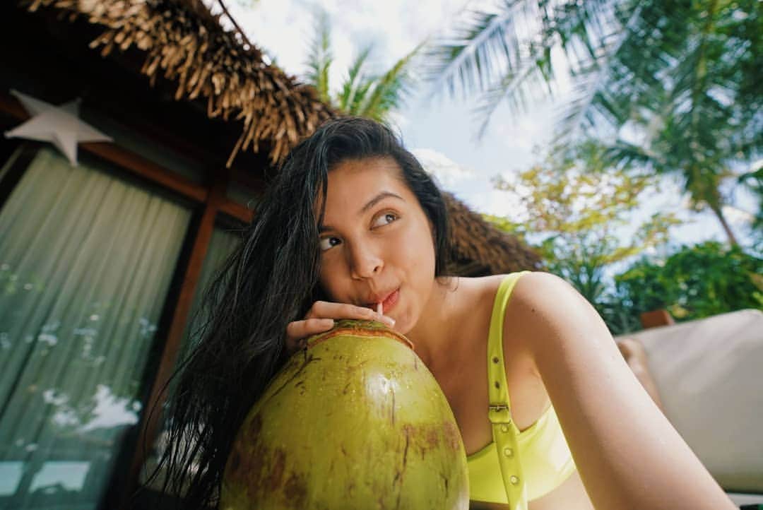 メイン・メンドーサのインスタグラム：「Nothing like fresh coconut water on a hot day. Go gimme all that electrolytes. *slurps*」
