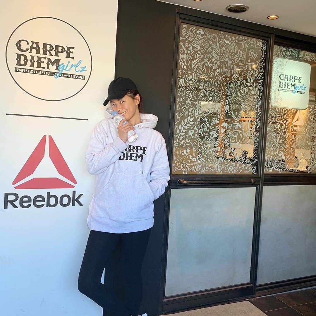 のインスタグラム：「キックボクシング納め🥊 今年もみんなと楽しく過ごせたキックボクシング。 信達先生 @nobutatsu.s  いつも笑いの絶えないレッスンをありがとう。 また来年も頑張ります👸💕 . #キックボクシング#carpediemgirlzbjj @carpediembjj_girlz」