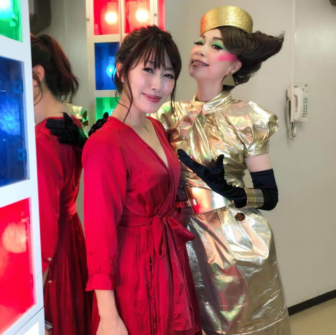 野宮真貴さんのインスタグラム写真 - (野宮真貴Instagram)「私なりのニューウェイブ・ファッションで臨んだ、﻿ YMO結成40周年を記念したトリビュート・コンサート「Yellow Magic Children～40年後のYMOの遺伝子」にカジヒデキくんと参加したのは今年の3月。﻿ いよいよライブアルバムが12月25日に発売になります。﻿ あの奇跡の一夜が蘇る！﻿ 初回限定盤はCD+Blu-ray Disc。﻿ ジャケットも超豪華仕様！﻿ バンマス高野寛くん監修のもと、音もゴージャス！﻿ これは手に入れないとね〜。﻿ 自分へのクリスマスプレゼントにどうかしら？﻿ ﻿ #YMC #yellowmagic children #ニューウェイブ #トンガリキッズ #やっぱりひとり浮いていた #野宮真貴 #missmakinomiya」12月24日 12時45分 - missmakinomiya