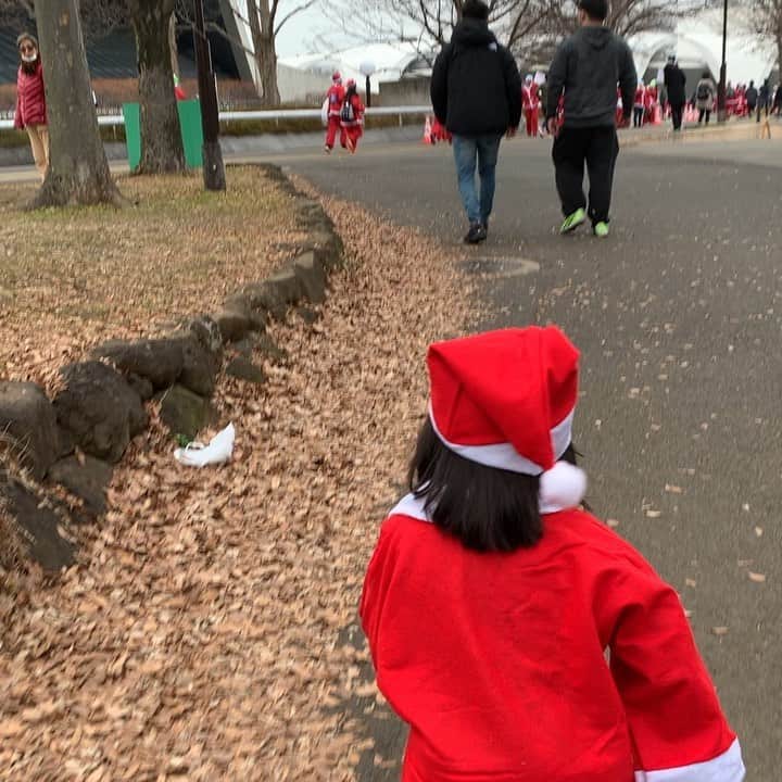 イズミカワソラのインスタグラム：「先日、ニュースなどでもとりあげられてましたが、グレートサンタランというイベントに参加してきました♪ https://santarun.jp/ ・ 参加費の一部が、病気と闘っている子供たちに寄付されるというチャリティーイベントでした！ ・ 当日はみんなサンタの衣装で、上にコート着れないので、下に着れるだけ着たので、みんなモコモコ（笑） ・ 犬も参加OKとのことで、大型犬チームと行ってきましたよー！」