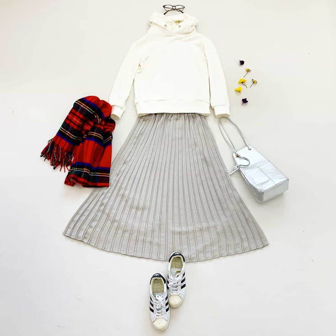 Couleureのインスタグラム：「洋裁でプリーツスカート✨ いつか叶えたい夢でした 素敵なクルールらしいテイストで仕上がっています❤️ プリーツされ、裾始末された生地をお届けします😊 ・ ・ #sewing #手作り #型紙　#ハンドメイド大人服#クルールパターンファブリック#洋裁#instafashion#handmadeclothes #instasewing#handmadewardrobe #置き画#置き画くら部 #couleurehandmade #couleure #couleurepatternandfabric #japanesesewingpatterns #memade #handmadewardrobe #sewcialists #indiesewingpatterns」