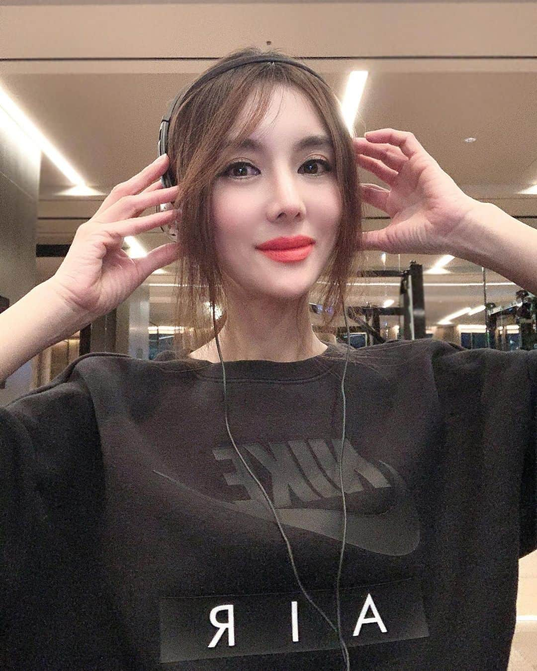 이미아 Mia Lee 李 美兒さんのインスタグラム写真 - (이미아 Mia Lee 李 美兒Instagram)「Merry Christmas and best wishes for a happy new year!🎄🎁🎉👋🏻😘 2019년 해피 앤 메리 크리스마스 보내시길 기원합니다.~~~ 아울러 내년 2020년 더 건강하고 꽃스마일 가득한 한 해 되시길 바랍니다!💕🌸🙏🏻」12月24日 12時57分 - mia_personality