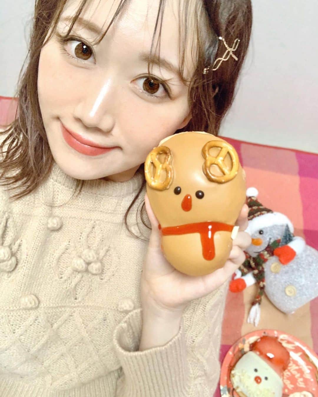 のインスタグラム：「メリークリスマスイブ🎄❤️ トナカイが可愛すぎてなかなか食べられなかった…🥺笑 このちょっとゆがんだお顔がたまらない🤣💕⠀ ⠀ コメントにご質問があったこの日のカラコンはエンチュールのアメリです🥰 アメリをつけるだけで黒目がちなくっきりとした目が完成するから、アイメイクが時短できるの🙏✨ ダークブラウンって不自然になりがちだけどこれは細フチだからナチュラルだよ〜♡⠀ ⠀ ではでは皆さま素敵なクリスマスイブを🎅❣️ ・ ・ ・ #christmas#christmaseve#krispykremedoughnuts#クリスマスイブ#クリスピークリームドーナツ#カラコン#カラコンレポ#emtulle#エンチュール#ヘアアレンジ#ゴールドピン#ドーナツ#クリスマスパーティー#lerevevaniller#lowrysfarm」