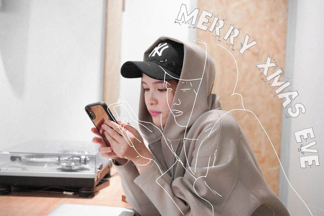 Lilmeのインスタグラム：「Merry Xmas Eve😴🎄✨ 素敵なクリスマスをお過ごしください♡ #クリスマス」